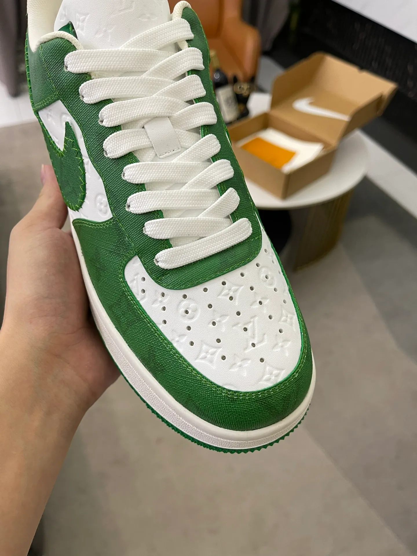 👟👟Ex-factory price 700👟👟 High version ⚠️Couple model👫Lv co-branded. Nik Air Jorda 1 Low AJ1 Jordan generation low-top classic retro culture and leisure sports basketball shoes refuse public soles and purchase raw materials synchronized with the original factory. All details restore 98% of the original flavor and are loyal to the original version. Outsole: Air cushion outsole adjusted by the original factory. Size: 35-45